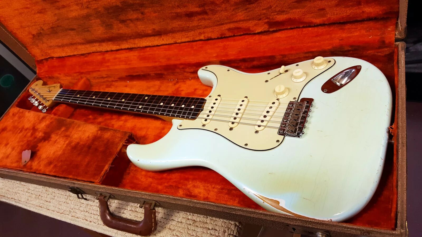 Винтаж 6 гитара. Фендер стратокастер. гитара фендер стратокастер. fender stratocaster первый. sonic blue stratocaster.