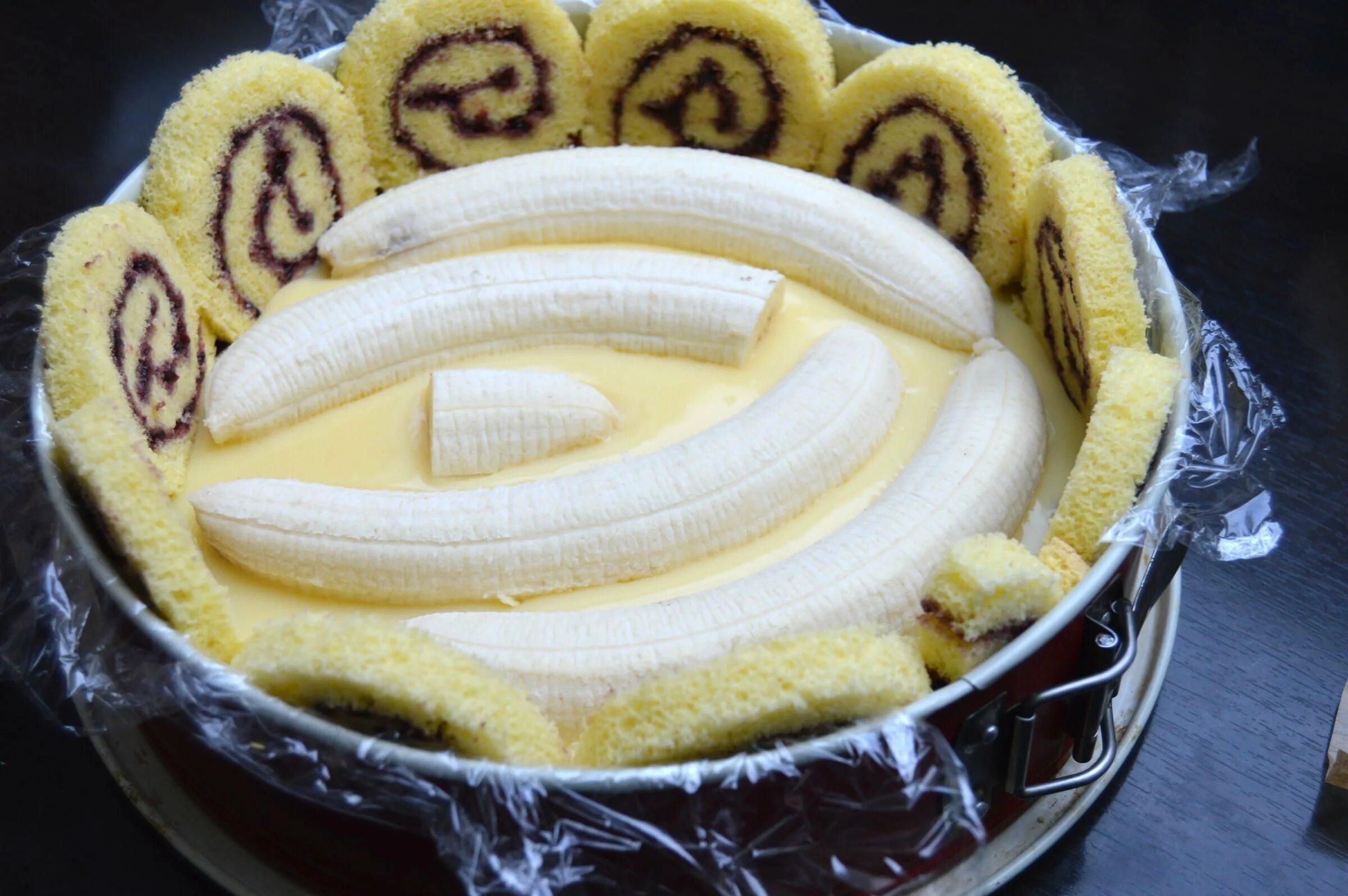 Украшение бананового торта. Украшение торта бананом. Торт из рулетов. Тортик с бананом. Рецепт рулета с бананом