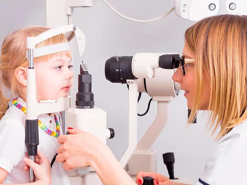 Детская глазная болезнь. Офтальмология дети. Ребенок у офтальмолога. Детские окулисты. Врач офтальмолог детский.