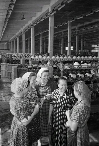 Хлопчатобумажный комбинат уфа. Иваново ткацкая фабрика 19 век. Ткачихи на фабрике. Хбк уфа. Ткачихи на фабрике иваново.