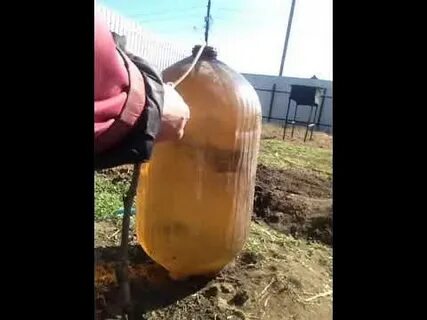 Полив из бочки из пластиковых бутылок