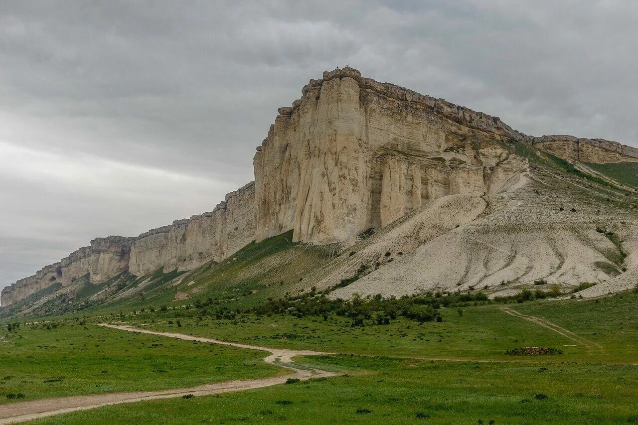 Белая скала АК-Кая (село белая скала). Село белая скала Белогорский район. Гора АК-Кая (памятник природы). АК Кая Белогорск.