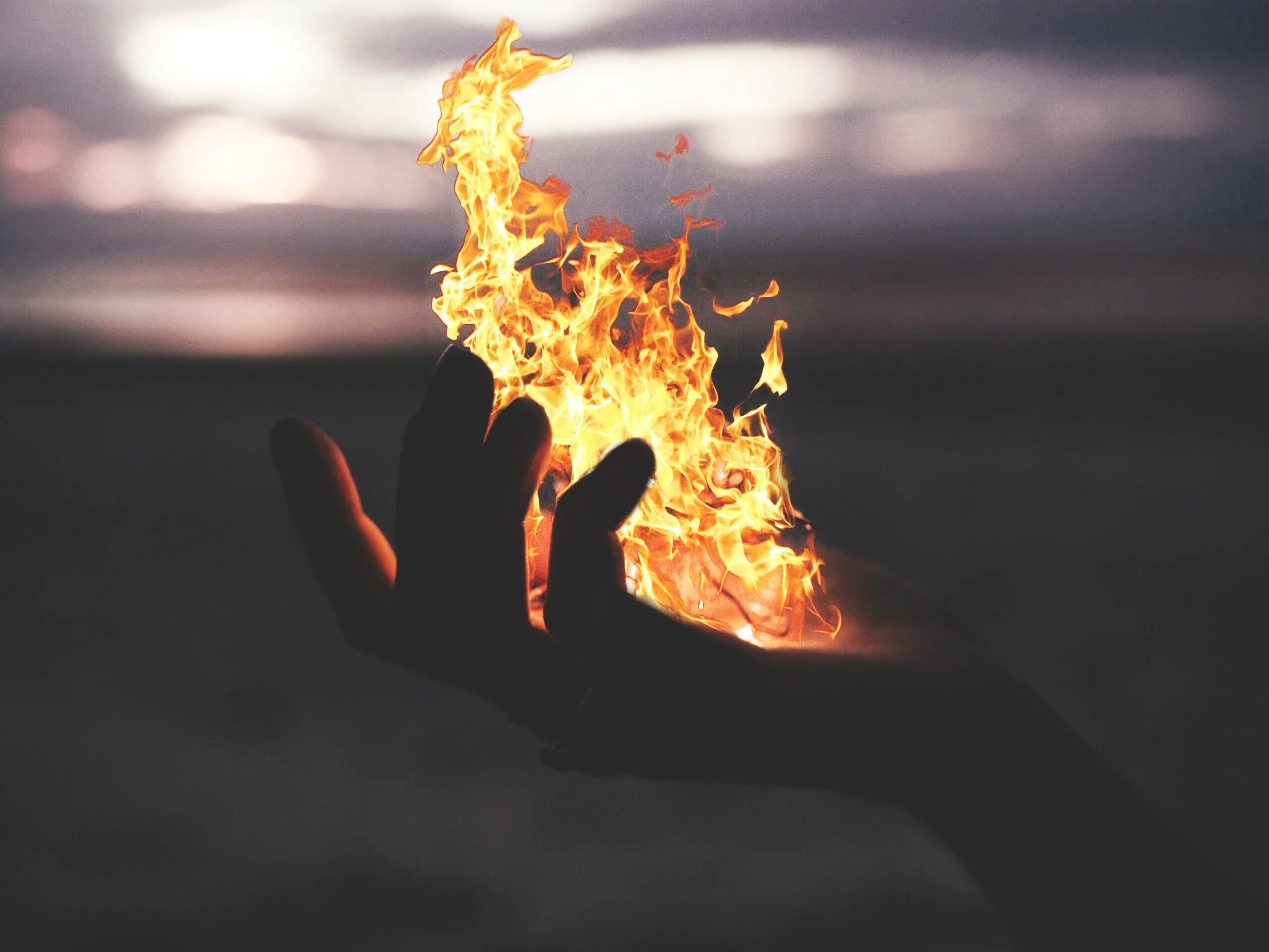 Я ловлю огнем. Огонь в руке. Пламя в руке. Огон. Огонь в руке Эстетика.