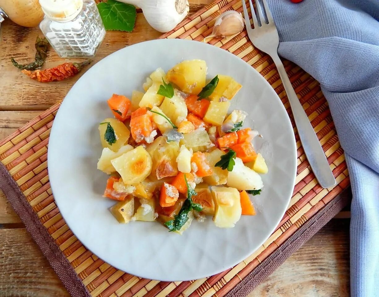 Гарнир к картошке. Гарнир из овощей к мясу. Гарнир рецепты с фото. Мясо с овощами. Картошка в духовке запеченная.
