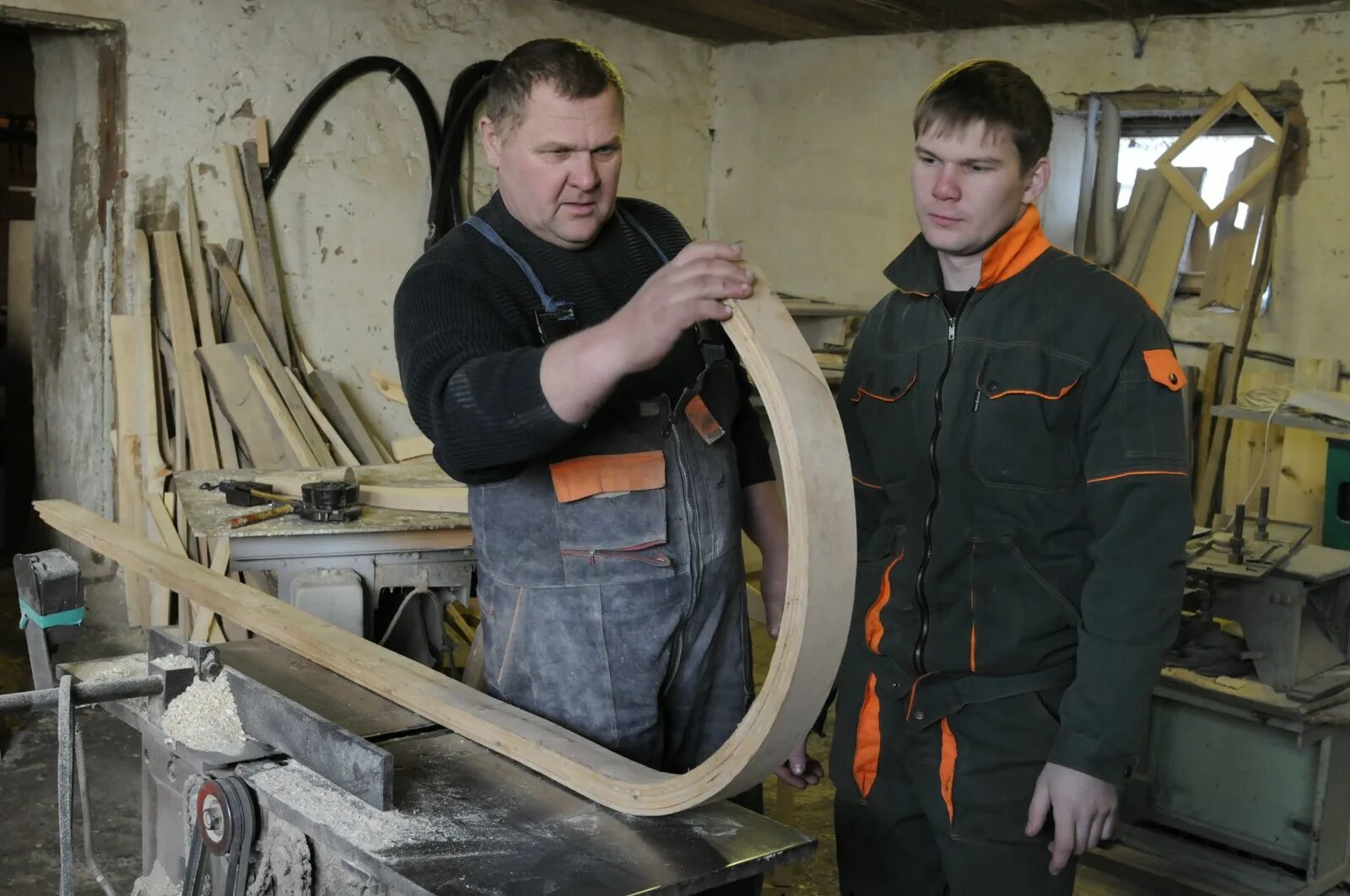 Арочные фермы металлические. Станок для изготовления полозьев для саней. Изогнутые черные линии. Согнут в дугу летом на лугу зимой на крюку. Загадки с парными согласными.