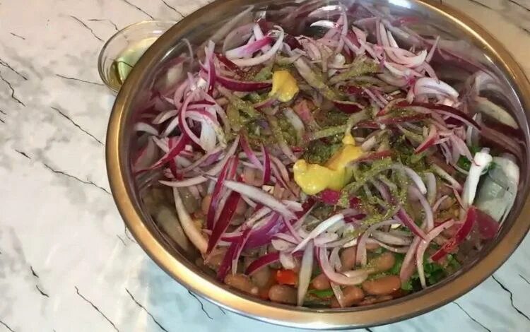 Салат с говядиной и овощами без майонеза. Салат из говядины и болгарским перцем и фасолью. Салат тбилисский. Как замариновать лук для салата тбилиси. Салат грузински тбилиси.