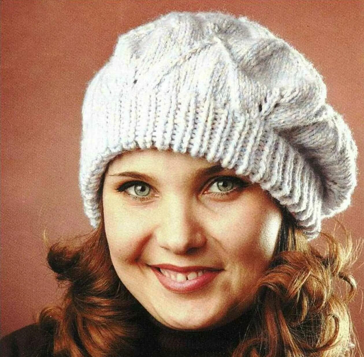 Берет спицами. Вязка берета спицами. Шапка вязаная. Вязаная беретка. Вязаные шапочки для женщин.