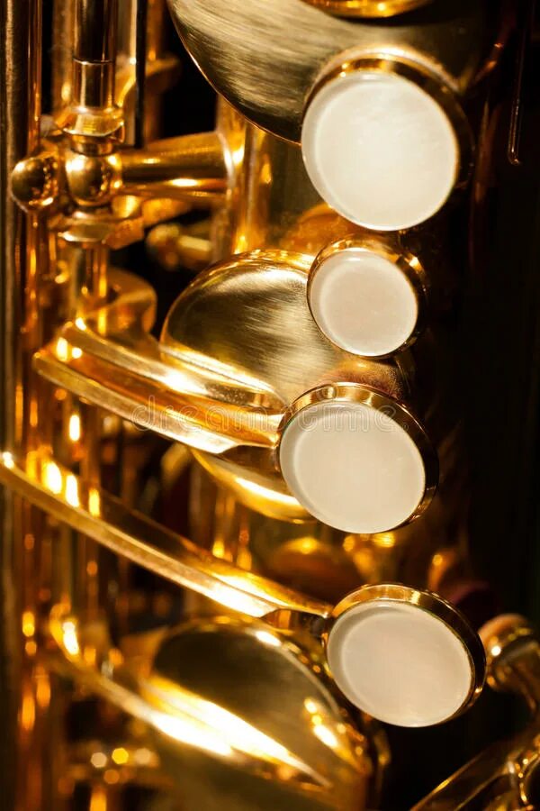 Октавный клапан на саксофоне. Саксофон без клапанов. Саксофон клапаны вид сверху. Открыты клапана на саксофоне.