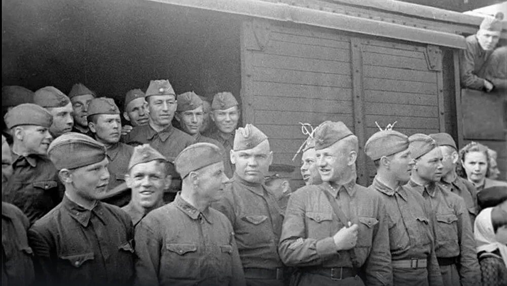 Фото солдаты идут на фронт 1941. Призывной пункт москва 1941. Призывной пункт москва 1941. Призывники 1941. Призыв 1945 года.