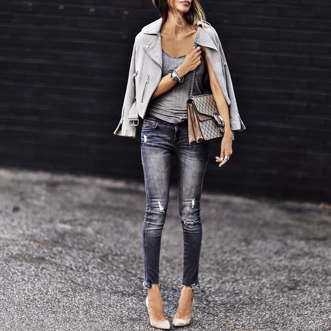 Девушка в кожанке и джинсах. Black leather jacket outfits. Джинсы и кожаная куртка женская. Коричневая куртка и джинсы. Аутфит с кожаной курткой.