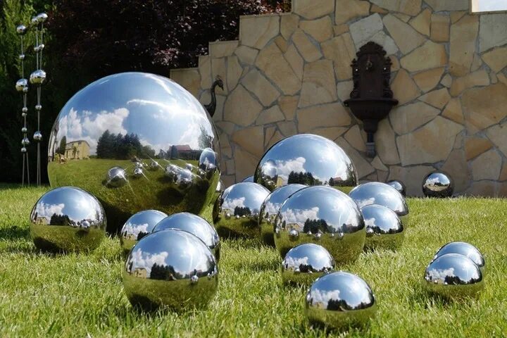 Купить шар для сада. Зеркальные шары для сада. Металлические шары для сада. Шарообразный. Зеркальный шар в саду.