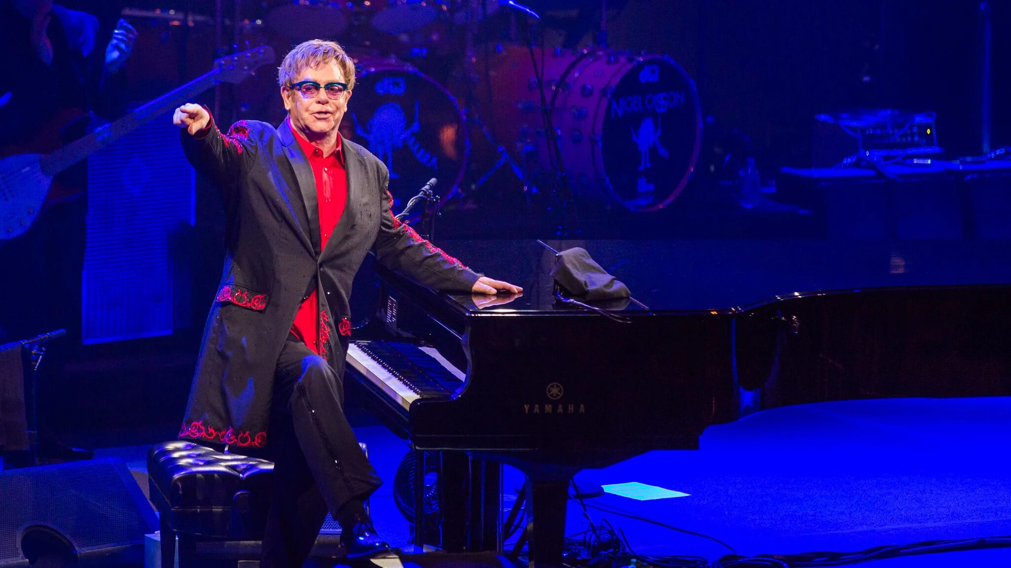 Elton john rock. Элтон Джон. Elton John - Elton John. Elton John Live. Элтон Джон 2021.