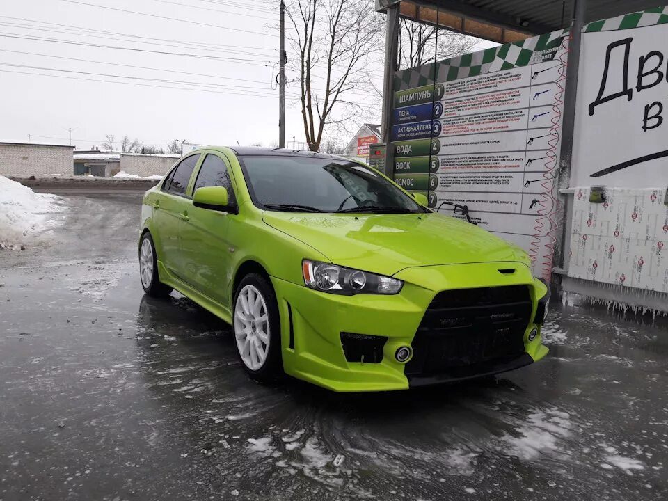 Lancer 10 2.0. Mitsubishi Lancer 10 салатовый. Mitsubishi Lancer 10 2007 год двухлитровый лаймовый. Лансер 10 зеленый металлик.