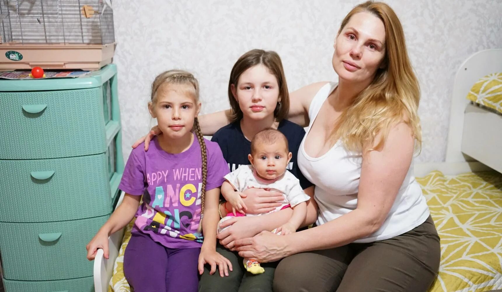 мама 4 дочек. мама 4 дочек. три дочки. многодетная мать картинки. мама 4 дочек.