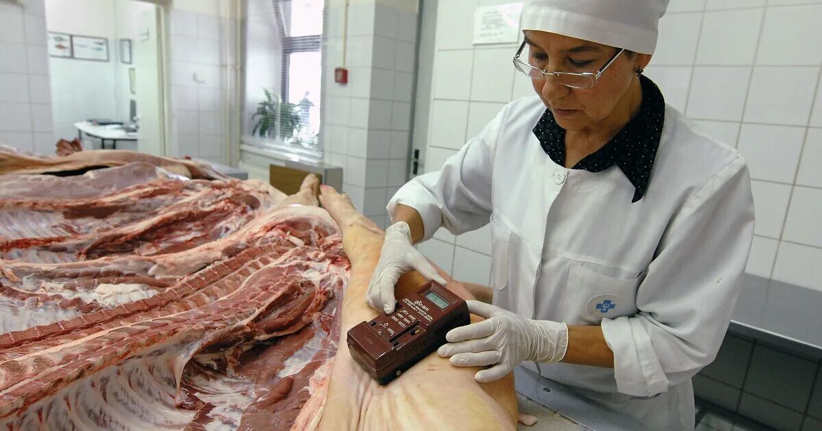 Повар мясного цеха в столовую