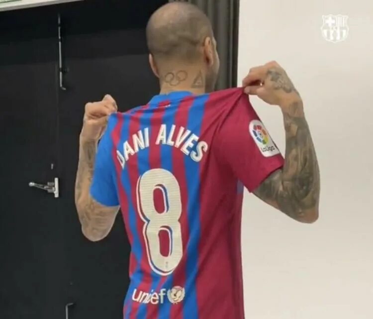 Дани Алвес номер в Барселоне. Дани Алвес Барселона 2015. Dani Alves пес 21. Дани Алвес номер.