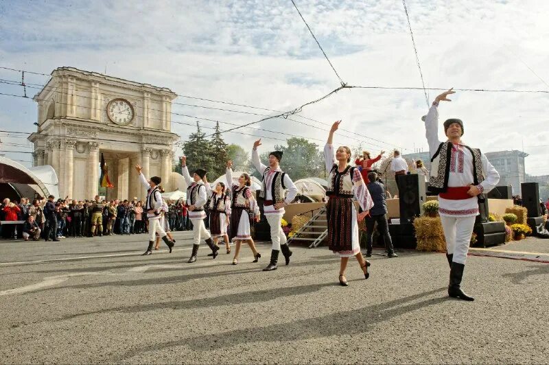 Молдавский праздник в кишиневе. Молдавия жители. День города кишинев. Реакция населения. Национальный день вина молдавии.