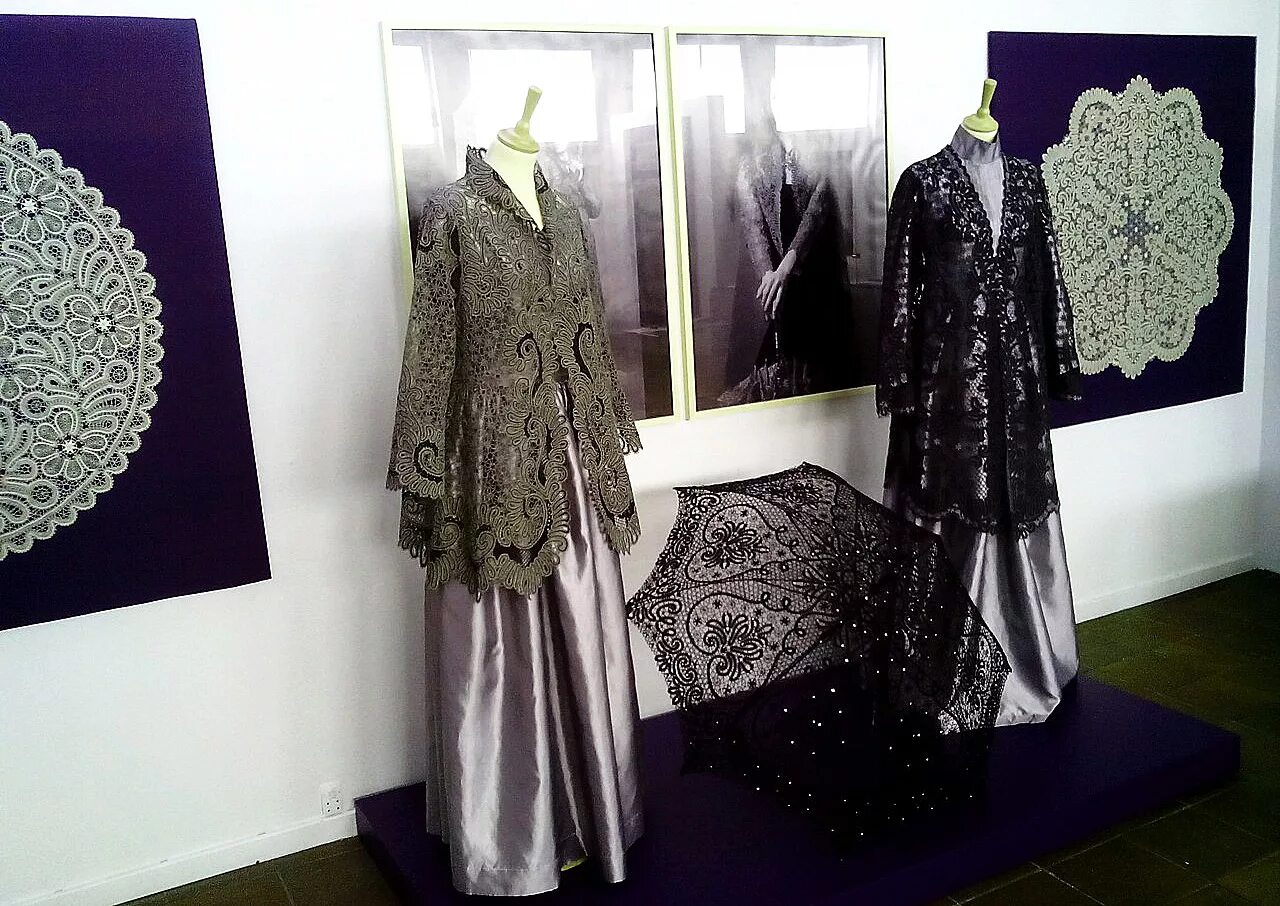 Музей кружева москва. Вологодское кружево изделия промысла. Музей кружева елец. Выставка кружевоплетение. Как оформить кружево на выставку.