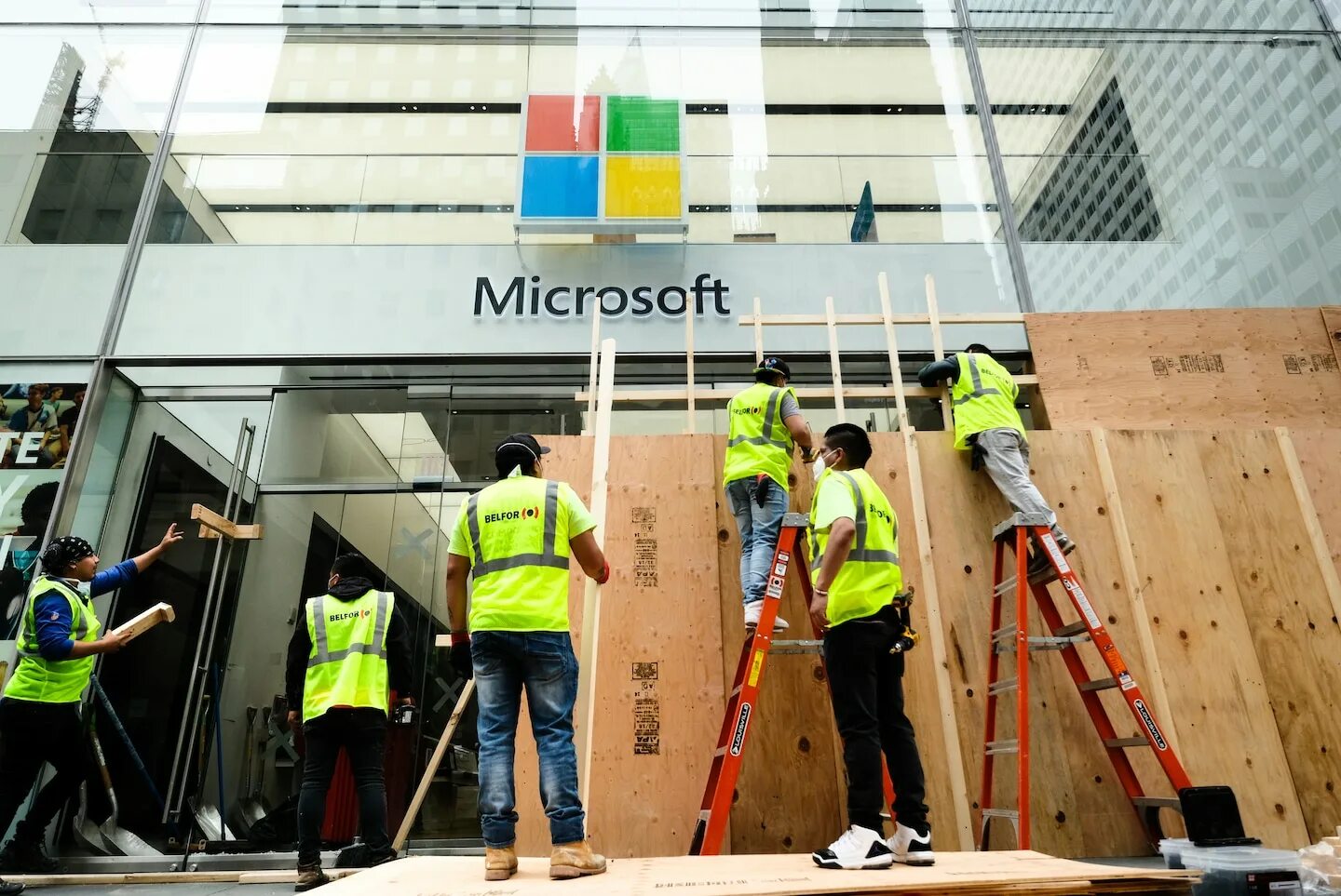 Майкрософт закрыл. Microsoft store (retail). microsoft закрылась. microsoft experience center nyc. microsoft experience center nyc 2010.
