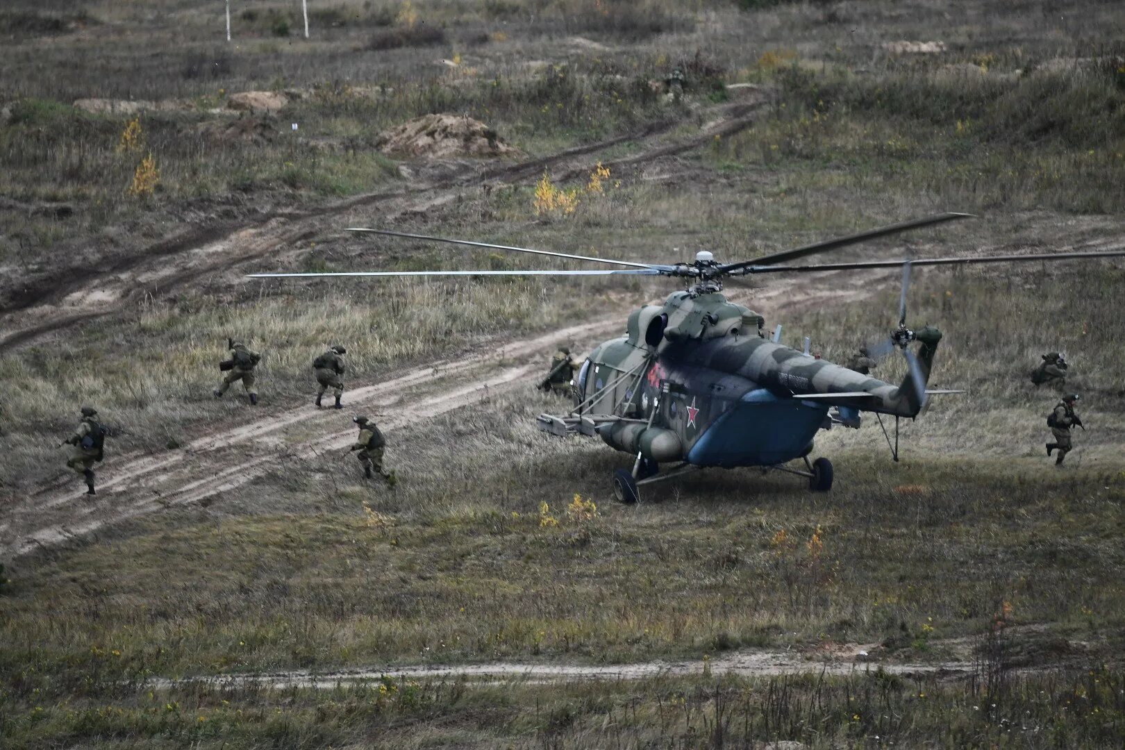 Вертолет десантников. Десантирование с вертолета ми-8. Вертолёт ми-8 Чернобыль. Ми-24 десантирование. Высадка десанта с вертолета ми 8.