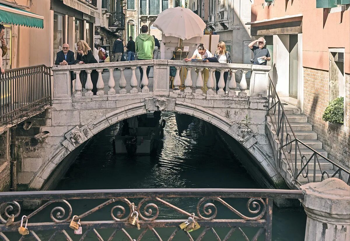 Мост Риальто Венеция. Каменный мост Риальто в Венеции. Мост босоногих в Венеции. Венеция мост Сан Марино. Италия каменный мост