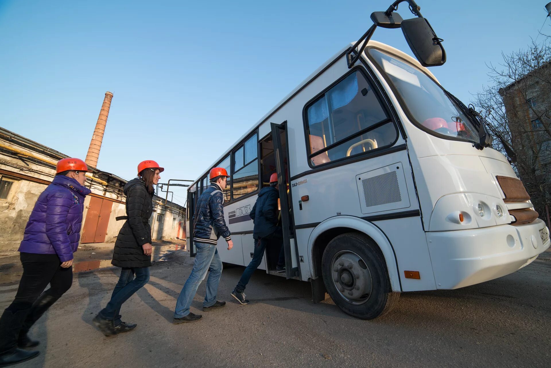 Минивэн с пассажирами. Пассажиры в микроавтобусе. Автобус для перевозки рабочих. Работники автобуса. Пассажиры в автобусе.