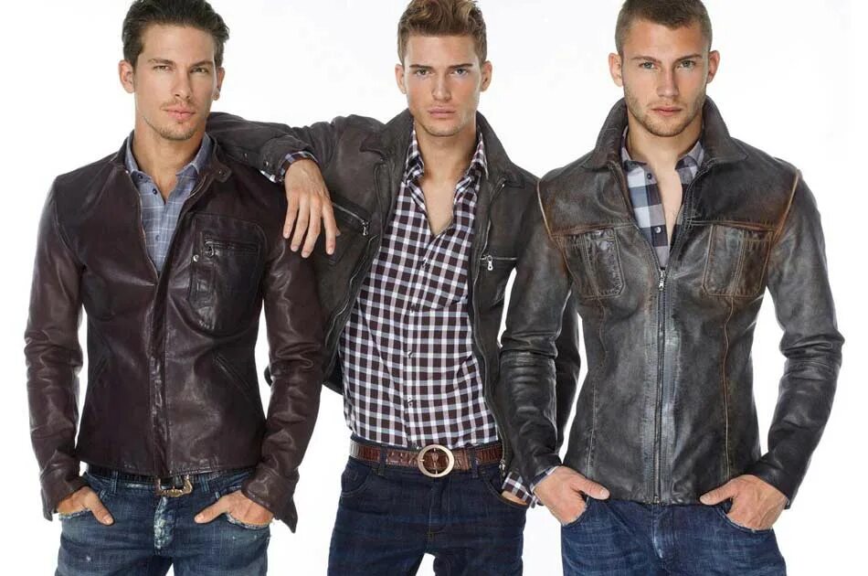 Три мужской. Джинсовая одежда для мужчин. Три мужчины. Группа молодых мужчин. Несколько мужчин в красивой одежде.