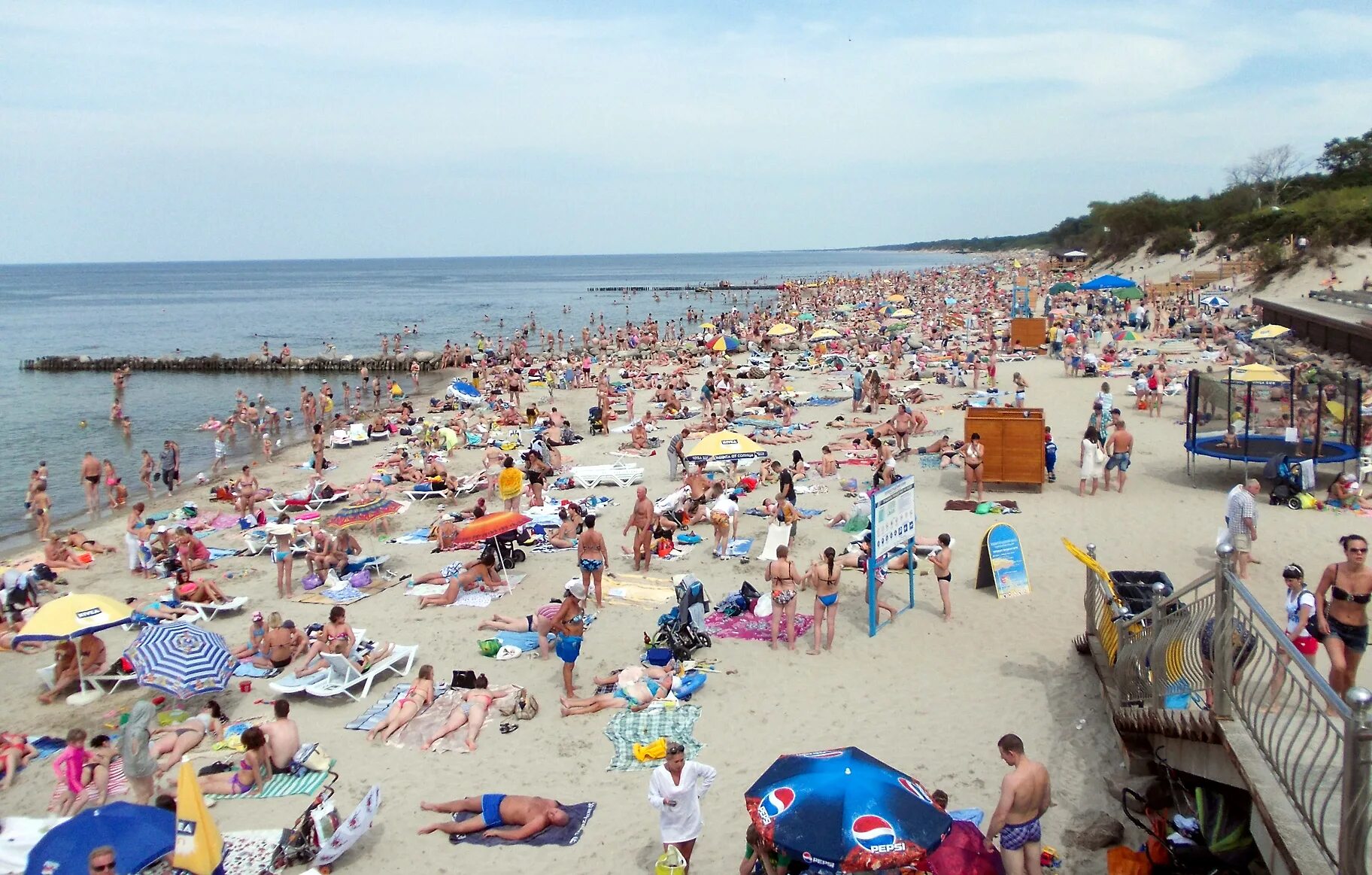 Море в зеленоградске сейчас. Пляж сковородка в Зеленоградске. Зеленоградск пляж променад. Балтийское море Зеленоградск променад. Зеленоградск Калининградской области пляж сковородка.