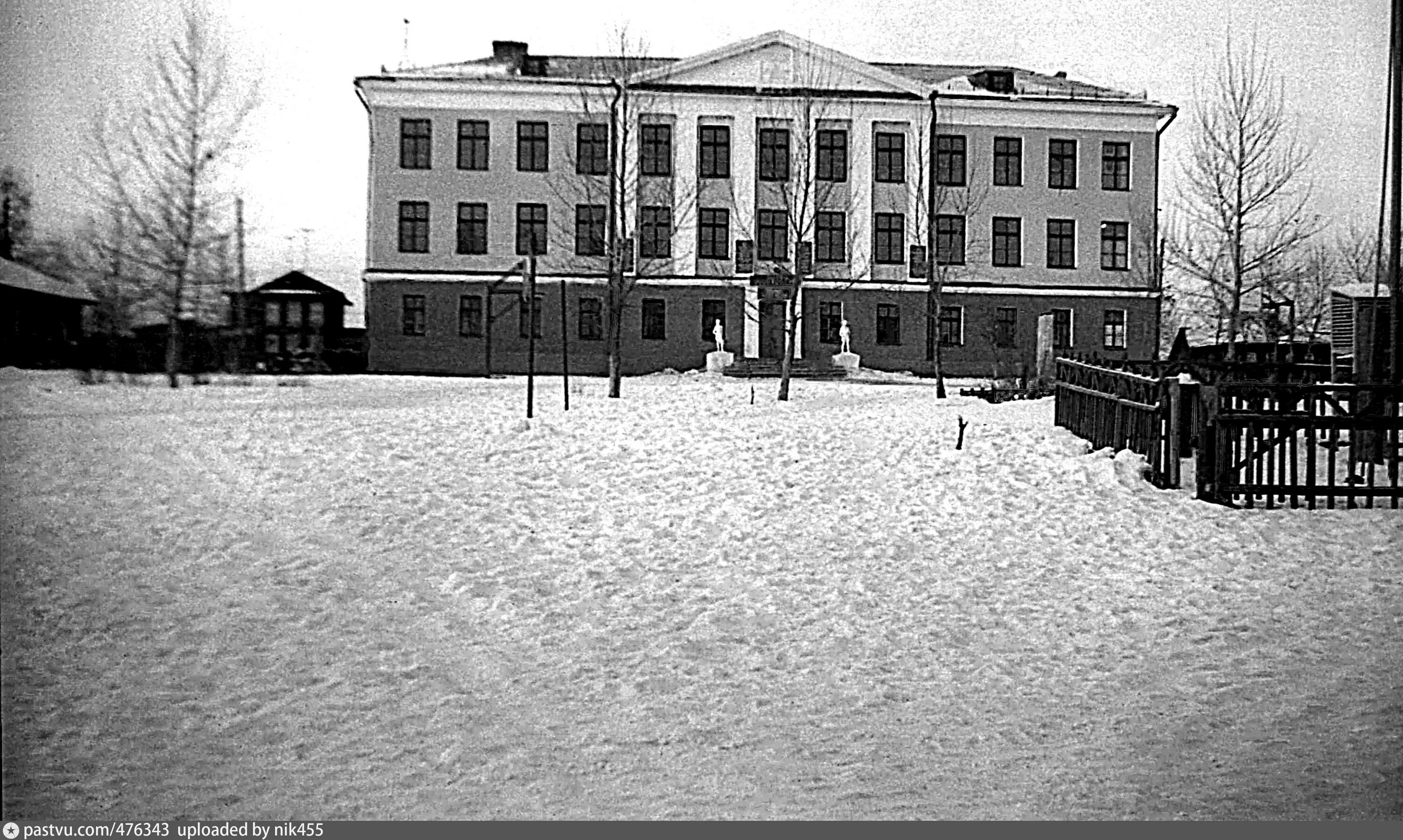 Школа 26 история. Школа 26 Новоуткинск. Новоуткинск школа. Школа 26 Новоуткинск учителя. Новоуткинск Старая школа.