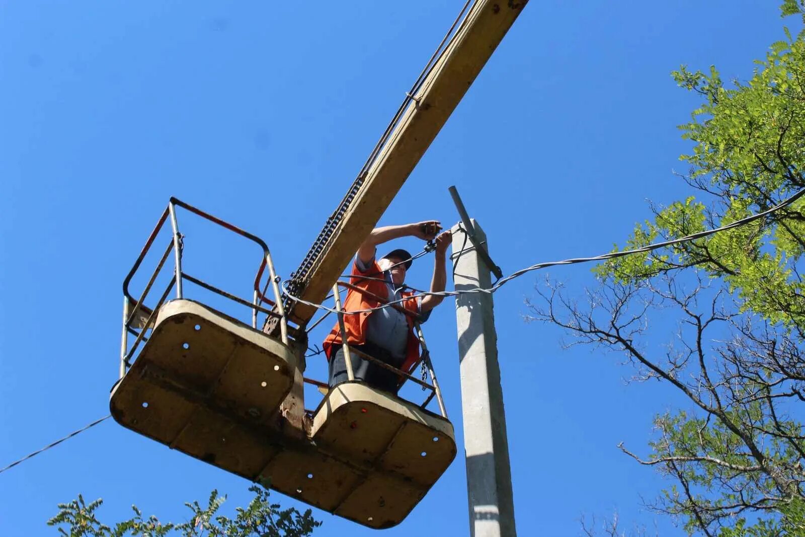 демонтаж фонаря уличного освещения. монтаж уличного освещения. кабеля горсвет. уличное освещение зерноград. реконструкция уличного освещения.