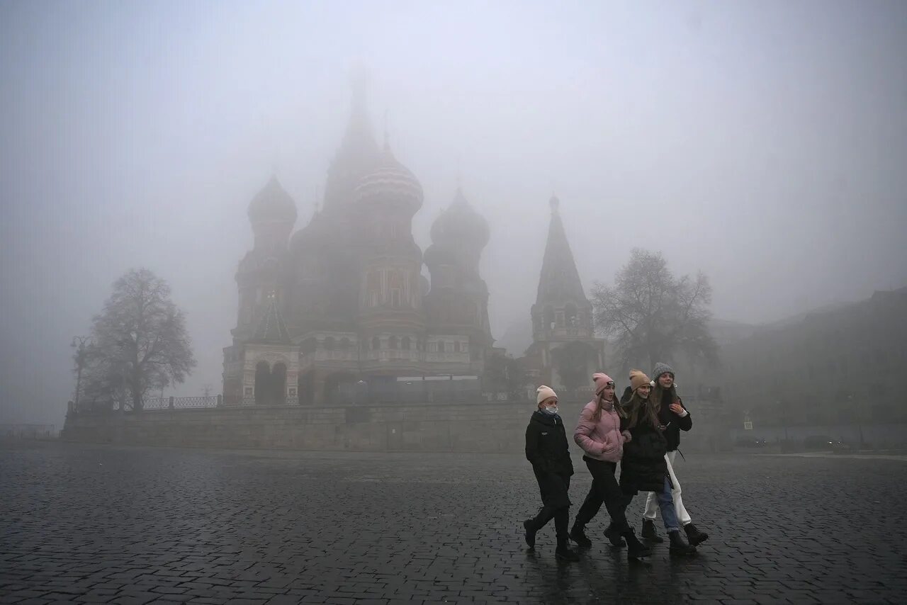 Москва Сити в тумане. Туман в Москве 2 ноября 2021. Радиационный туман в Москве. Сайлент Хилл туман.