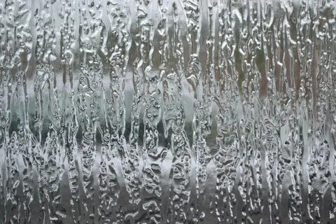 Стекающая вода по стеклу
