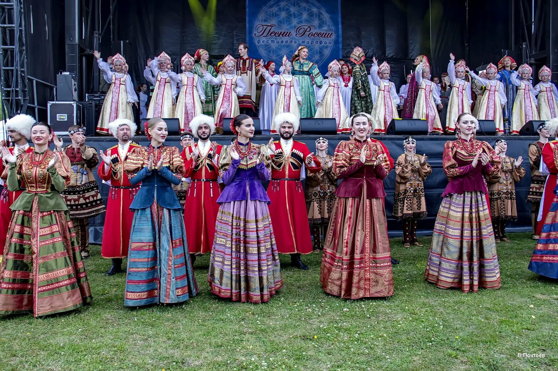 Ансамбль Бабкиной. Фестиваль песенная Россия. Фестиваль песни России. Костюмы ансамбля русская песня. Русские патриотические песни о россии