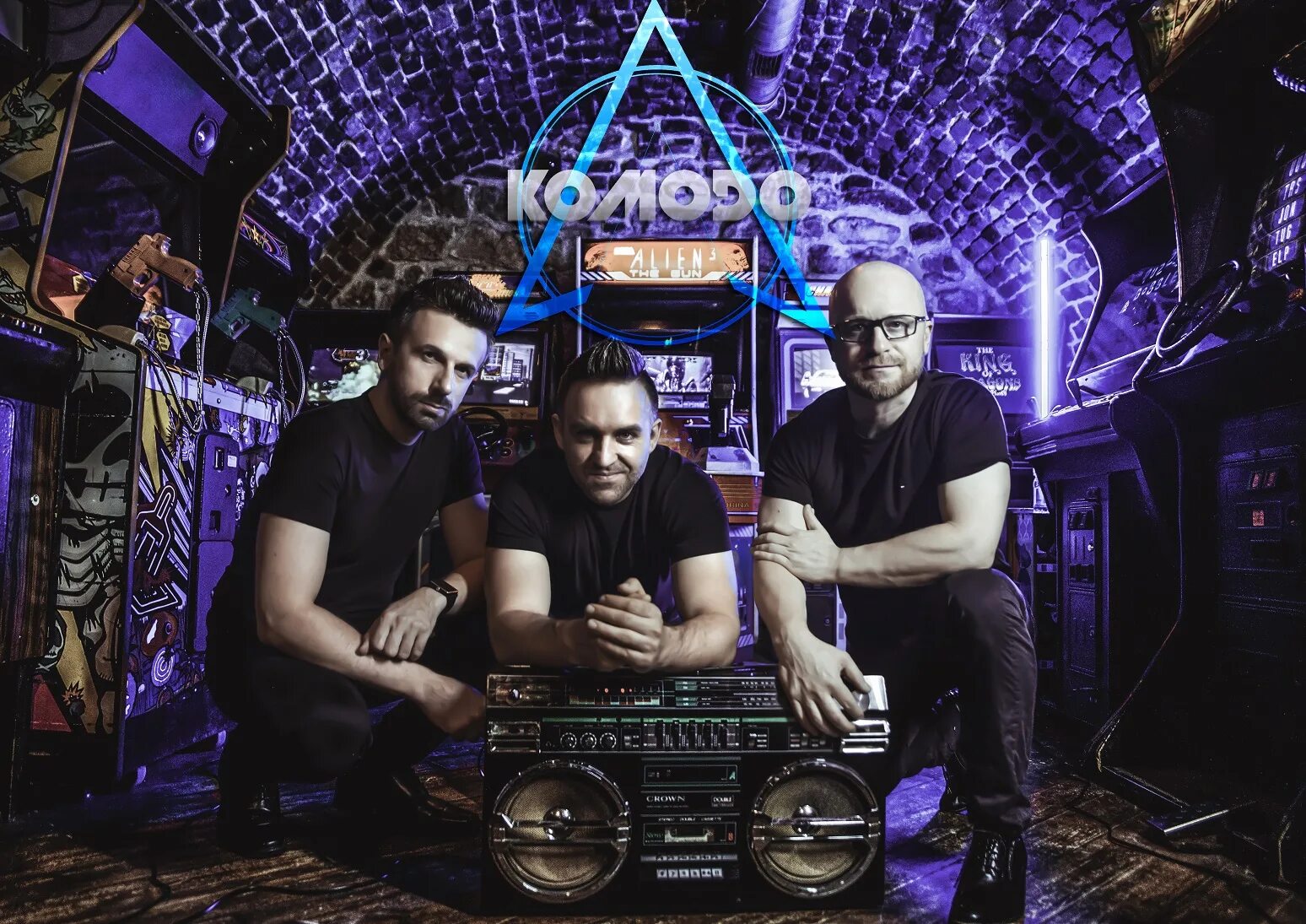 Komodo i died. Komodo группа. comodo певец. диджей антонио. komodo &amp; michael shynes.