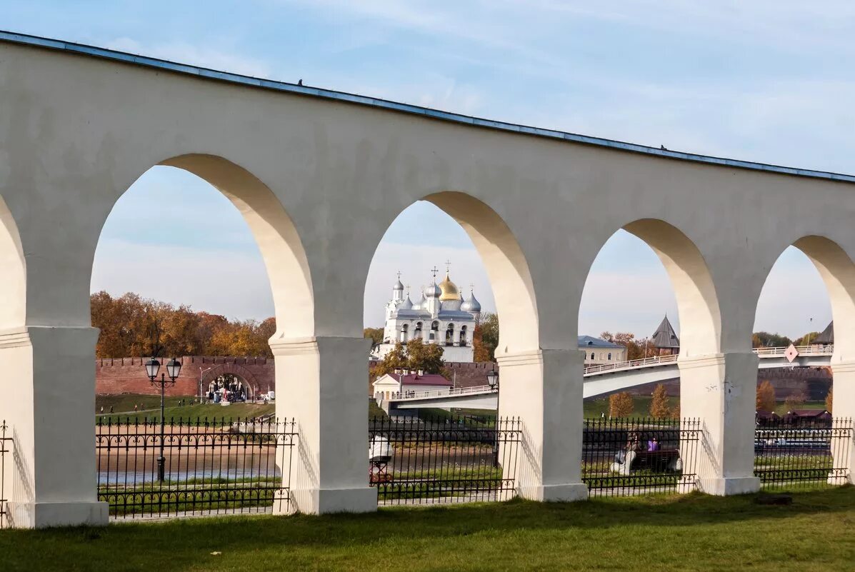 Арка нижний новгород. Аркада Гостиного двора (Ярославово Дворище). Аркада Гостиного двора Великий Новгород. Великий Новгород арка Кремля. Арка Гостиного двора Великий Новгород.