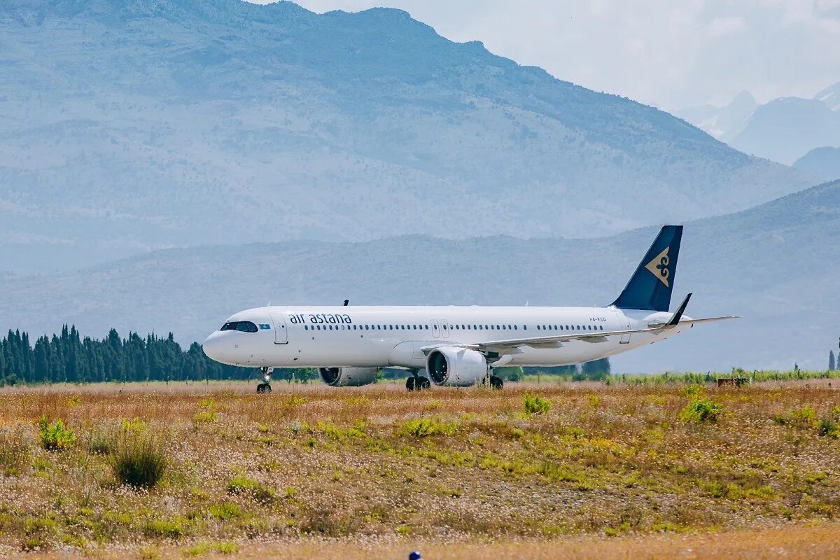 Рейсы в черногорию из москвы. Airbus a321 LR Air Astana. А321lr long range. Самолет Черногория. Самолеты авиакомпании Черногории.