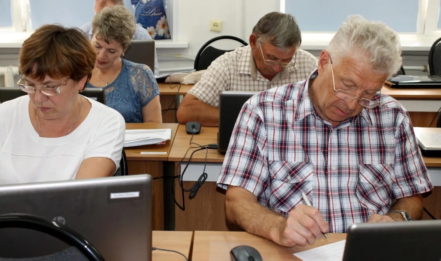 Предпенсионный возраст безработных. Лица предпенсионного возраста. Пожилые люди обучаются. Профобучение граждан предпенсионного возраста. Безработные пожилые,.