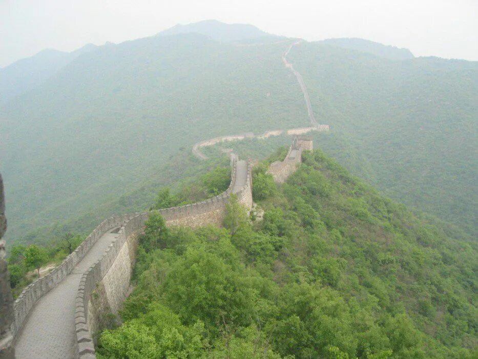 Длина китайской стены от края до края. Великая км китайская стена. Великая китайская стена протяженность в км. Протяженность Великой китайской стены в километрах. Великая стена Китая протяженность.
