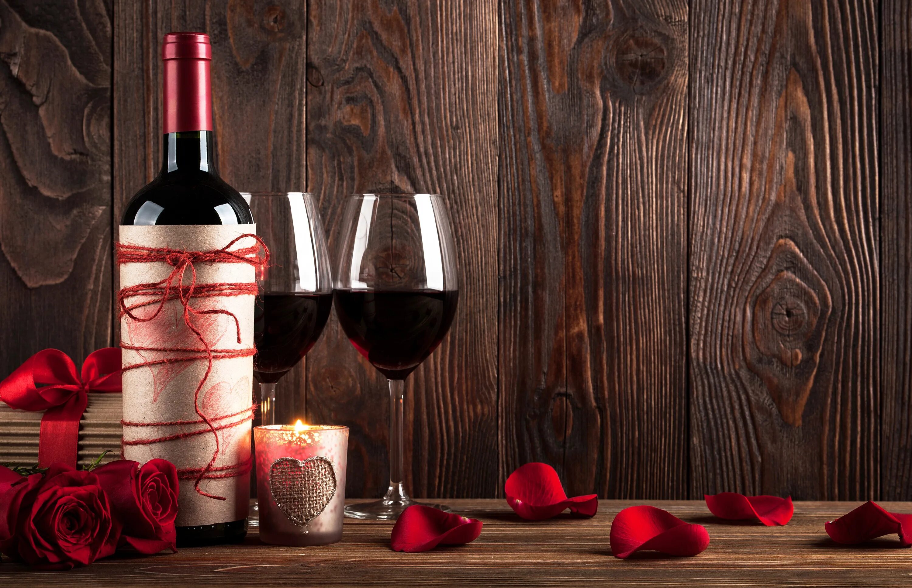 С днем рождения бокал вина. Красное вино. Бокал с вином. Вино на столе. Бутылка вина и бокал.