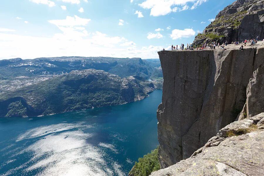 Скала дива симеиз фото. Скала аятский утес. Скала вблизи. Кианейские скалы. Камское устье скальные арки.