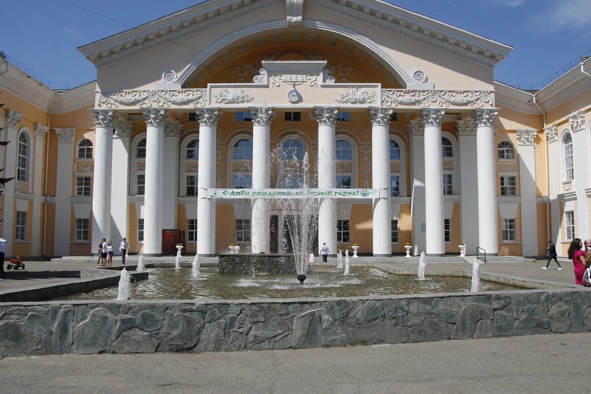 Гдк михайловка волгоградская область. Гдк бийск зал. Городской дворец культуры хабаровск. Городской дворец культуры, ул. Ленина, 85.