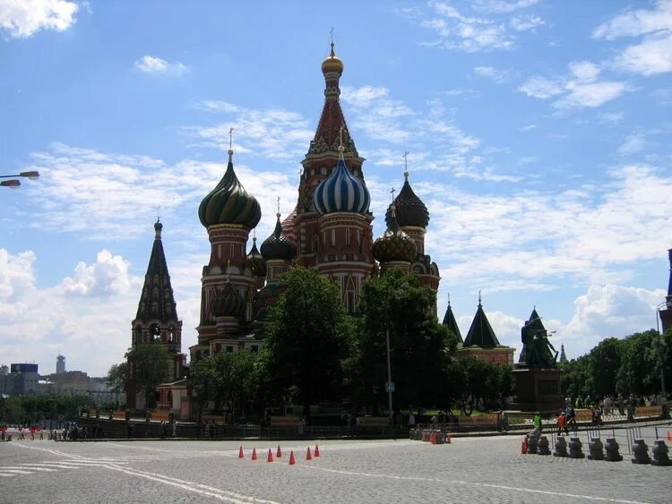 Достопримечательности красного гуляя. Блаженный василий московский христа ради юродивый. Храм василия блаженного архитектура. Собор василия блаженного открытка. Покрова на рву василия блаженного храм москва.