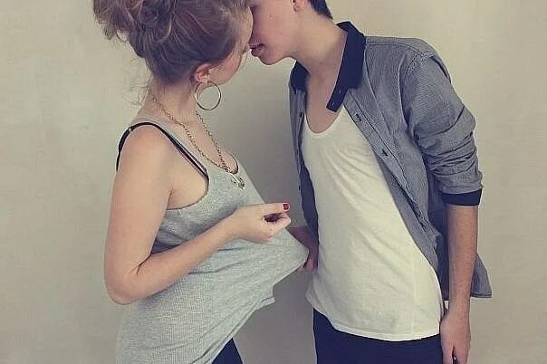 2 девушки трогают