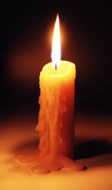 Горящие свечи. Свеча горит неровно. В пламени свечи. Горение церковной свечи приметы. Наплывы на восковой свече.