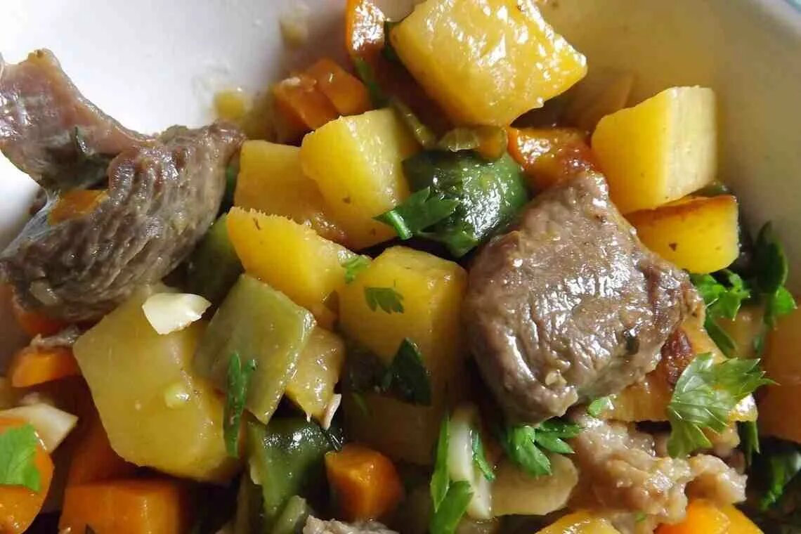 Гуляш в казане. Рагу из свинины с картошкой и овощами. Картофельное рагу с мясом. Рагу из свинины с картошкой и овощами. Рагу из свинины с картошкой густое.