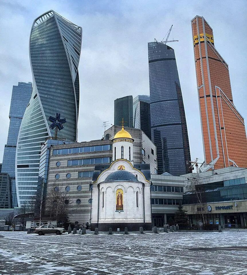 Новая московская архитектура. Храм высотка Москва Сити. Москва Сити часовня. Храм на фоне Москва Сити. Церковь 1905 возле Москва Сити.