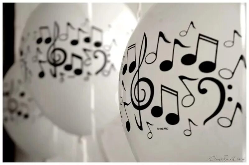 Музыка под шарами. Воздушные шары Ноты. Шарики с нотами. Музыкальные шары. Шары "музыкальные Ноты".