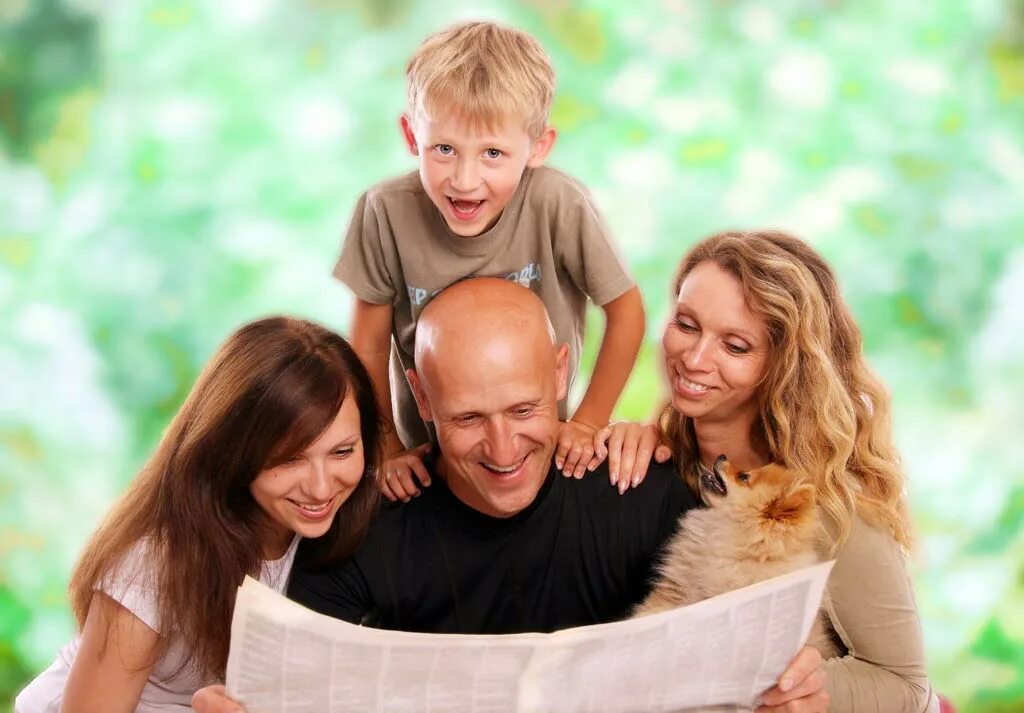 Форум читающих семей. Читающая семья. Читающая семья на белом фоне. Семья с газетой. Семья читает газету.
