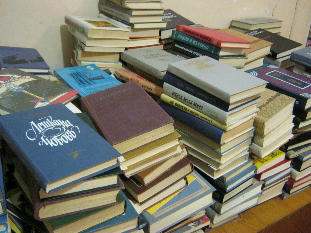 Принимаем старые книги. Куча советских книг. Советские книги. Фотографии книг в библиотеке. Много книг.