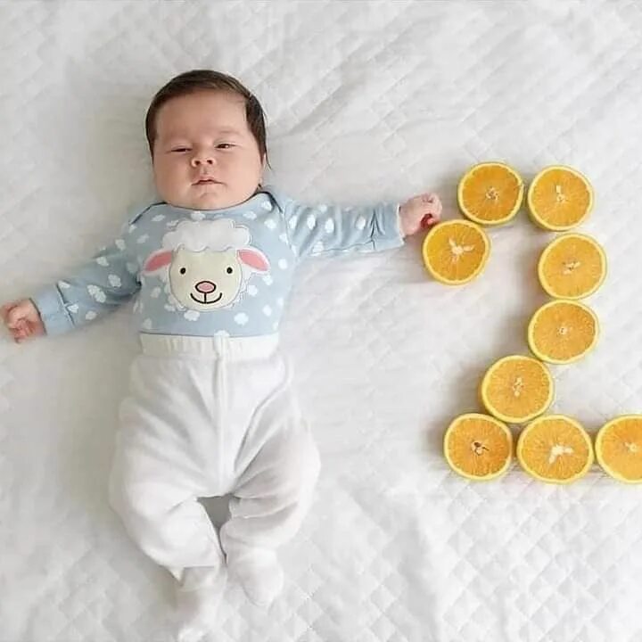 Чем выложить цифру для фото ребенка. Фотосессия грудничков по месяцам. Фотосессия по месяцам малыша с фруктами. Идеи на 2 месяца девочке. 10 месяцев фотосессия идеи.